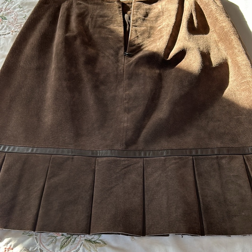 Leather suede chocolate skirt, fully lined size 8 like new! Cute, cute!